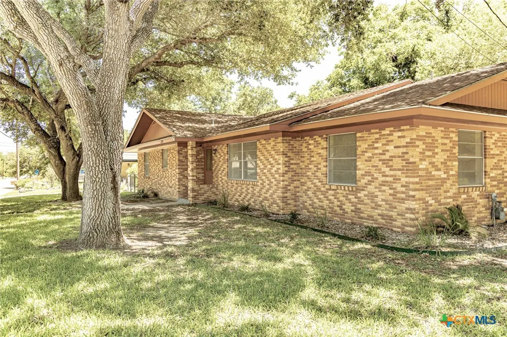 1220 Avenue I Shiner, TX 77984