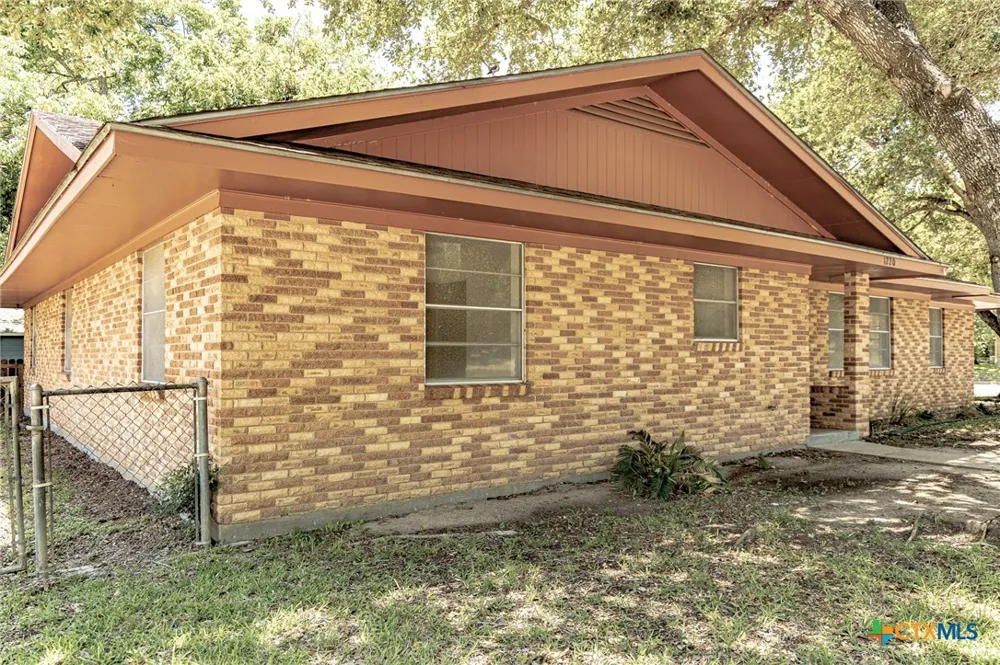 1220 Avenue I Shiner, TX 77984