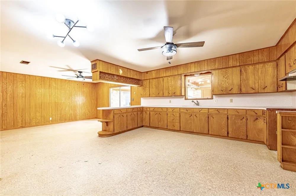 1220 Avenue I Shiner, TX 77984