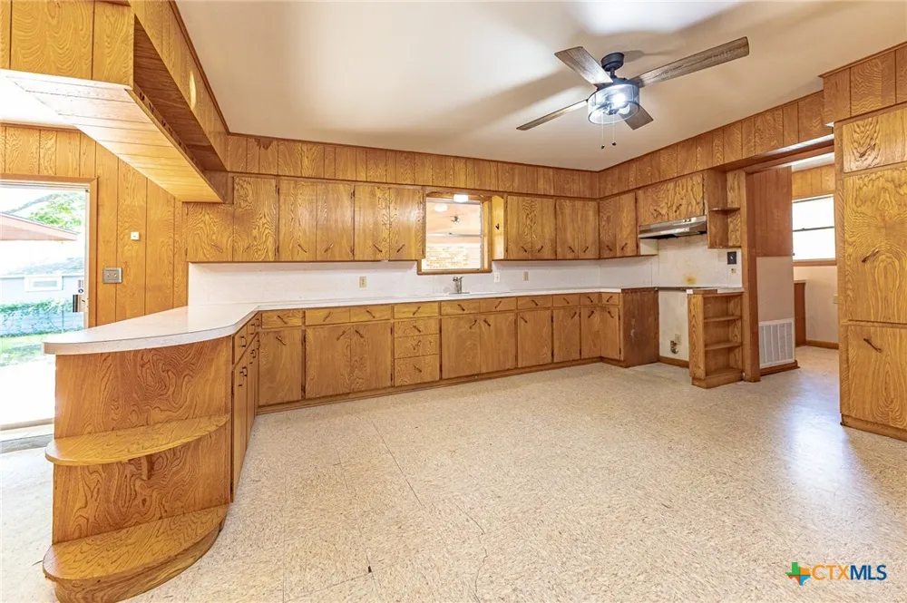 1220 Avenue I Shiner, TX 77984