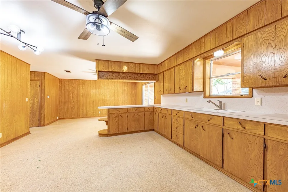 1220 Avenue I Shiner, TX 77984