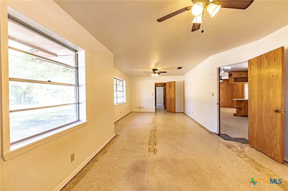 1220 Avenue I Shiner, TX 77984