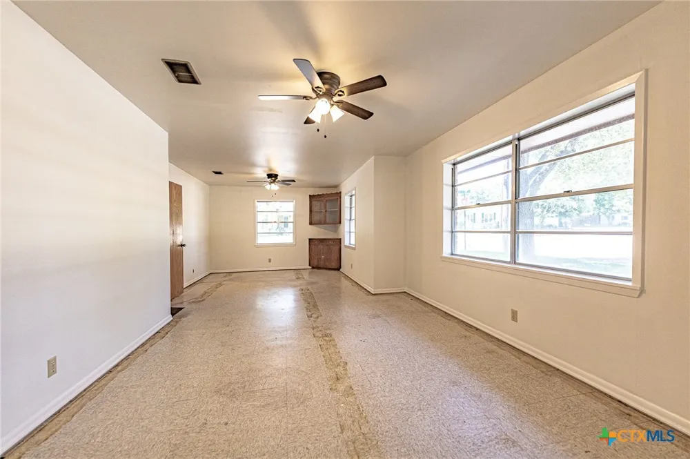 1220 Avenue I Shiner, TX 77984