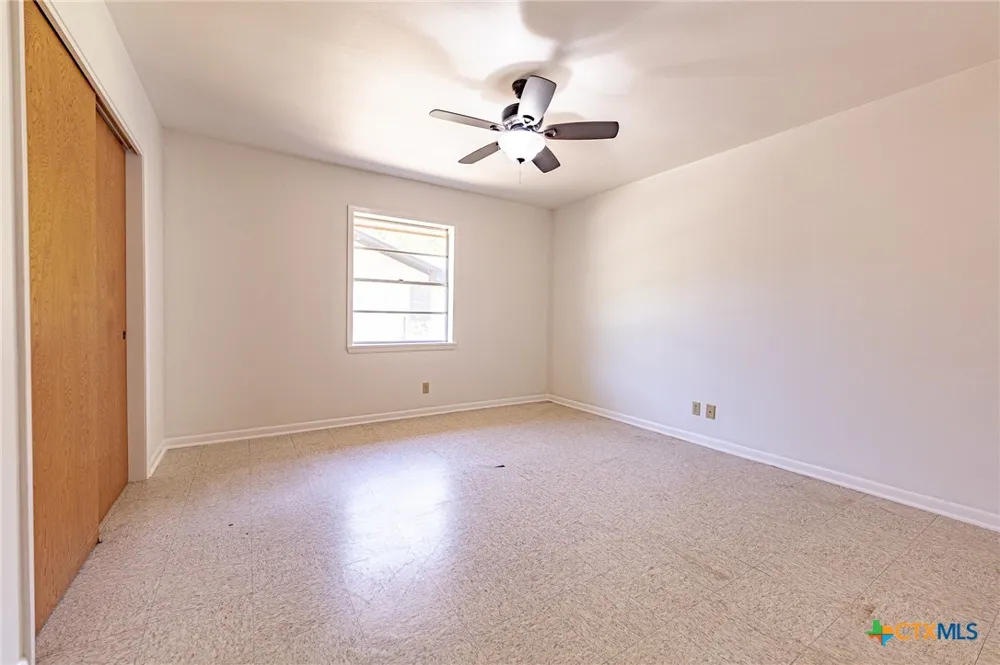 1220 Avenue I Shiner, TX 77984
