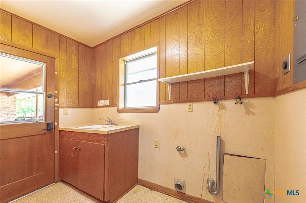 1220 Avenue I Shiner, TX 77984