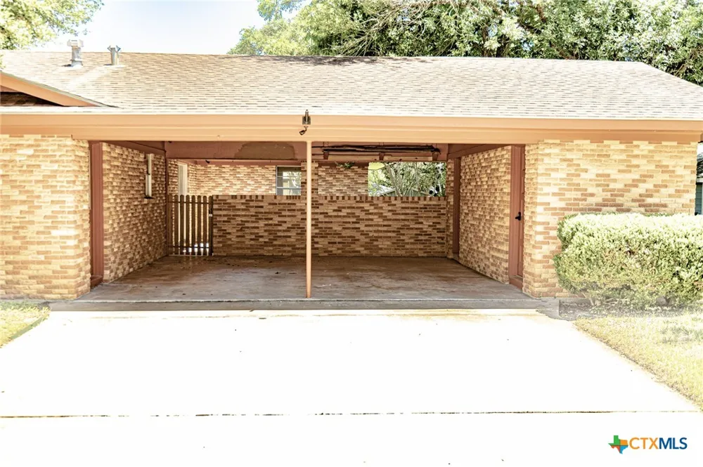 1220 Avenue I Shiner, TX 77984