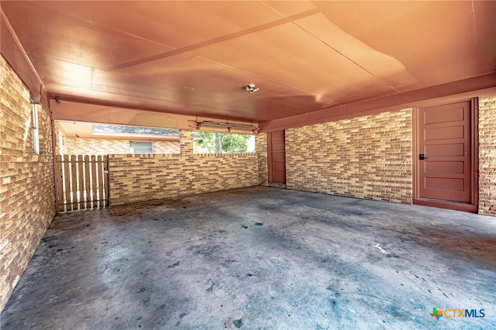 1220 Avenue I Shiner, TX 77984