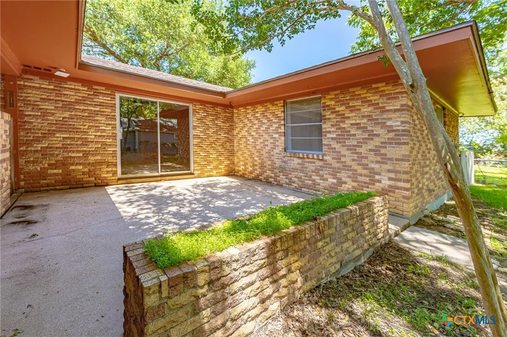 1220 Avenue I Shiner, TX 77984