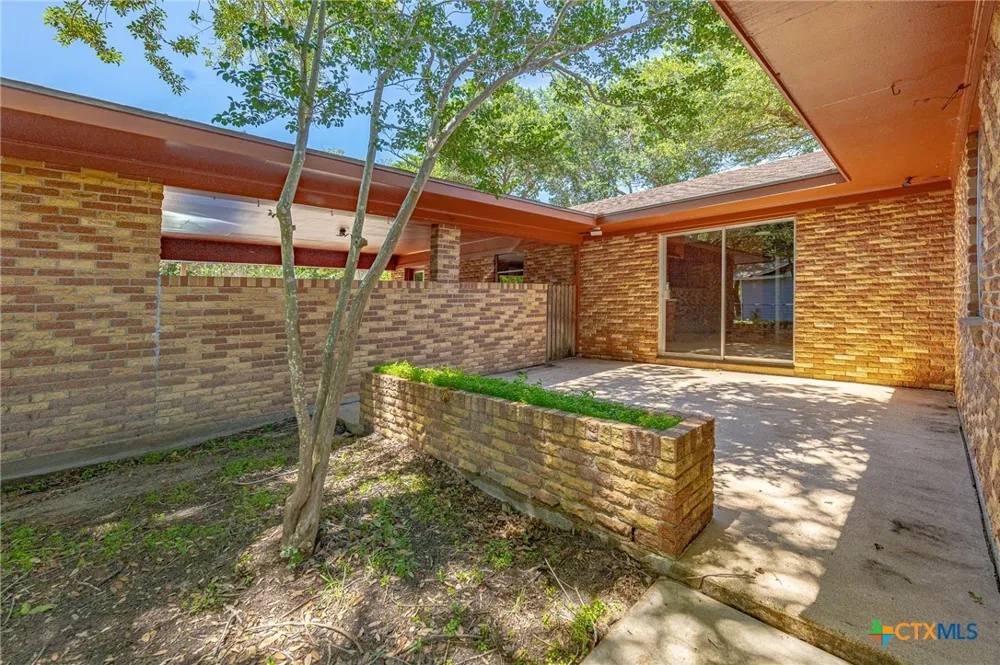 1220 Avenue I Shiner, TX 77984