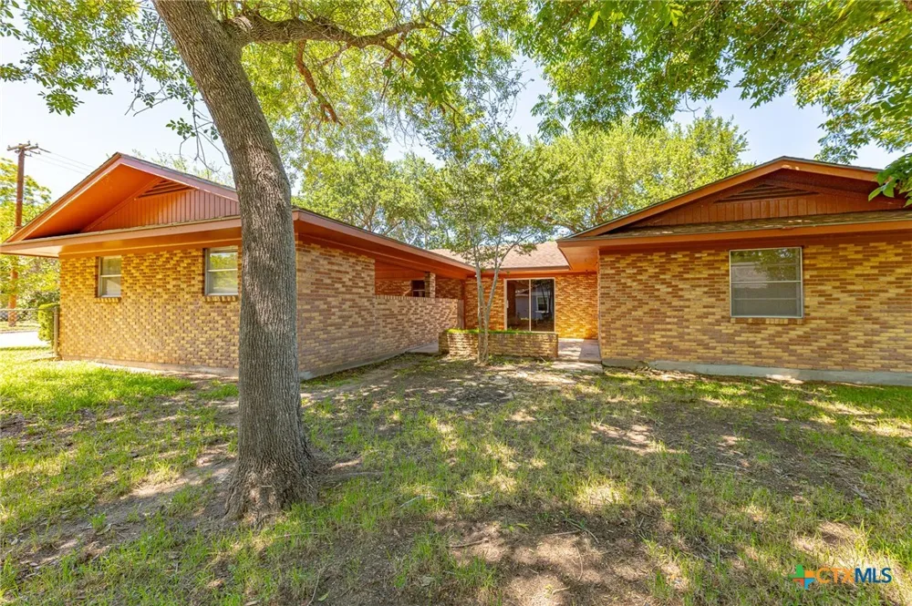 1220 Avenue I Shiner, TX 77984