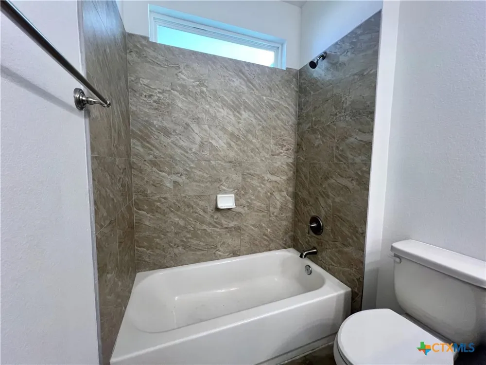 805 Hallie Cove Lockhart, TX 78644
