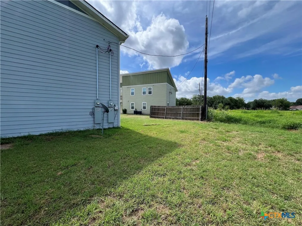805 Hallie Cove Lockhart, TX 78644