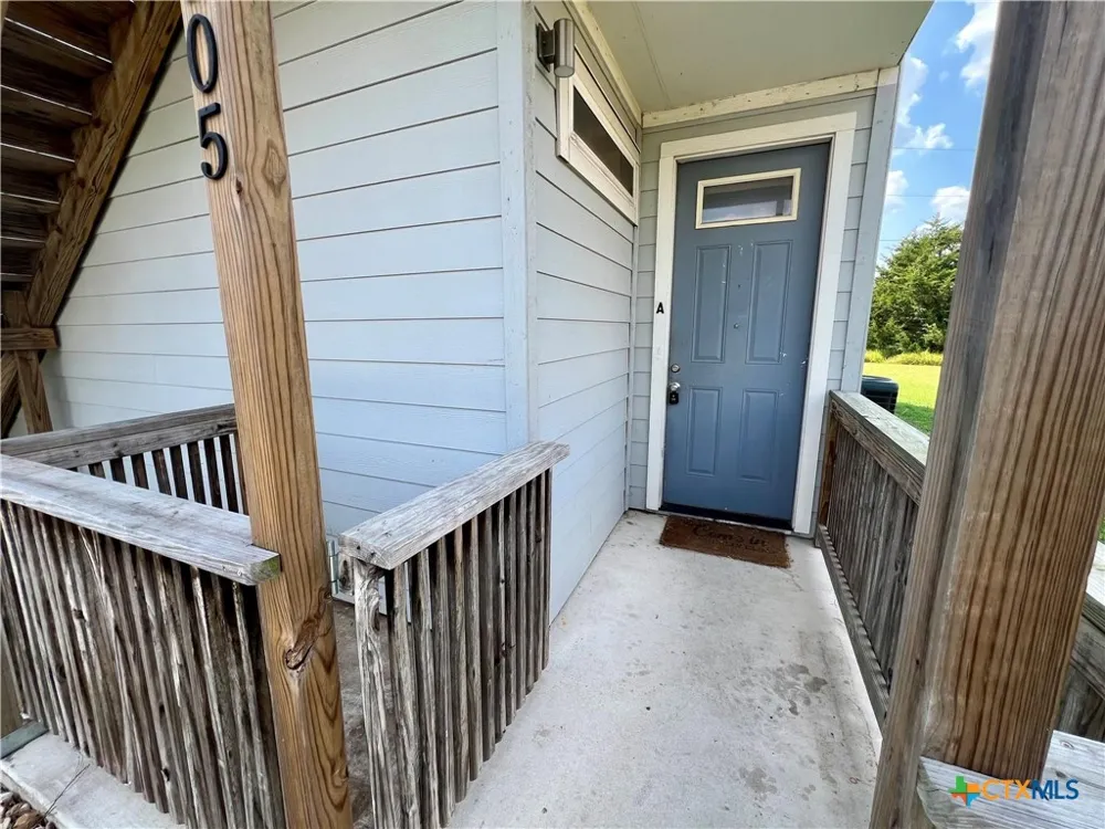 805 Hallie Cove Lockhart, TX 78644