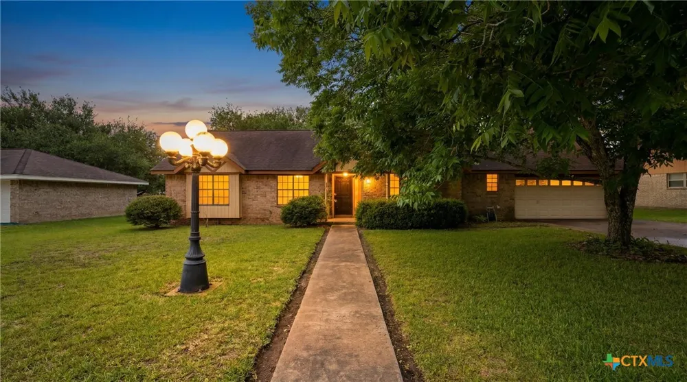 214 E Montana Drive Shiner, TX 77984