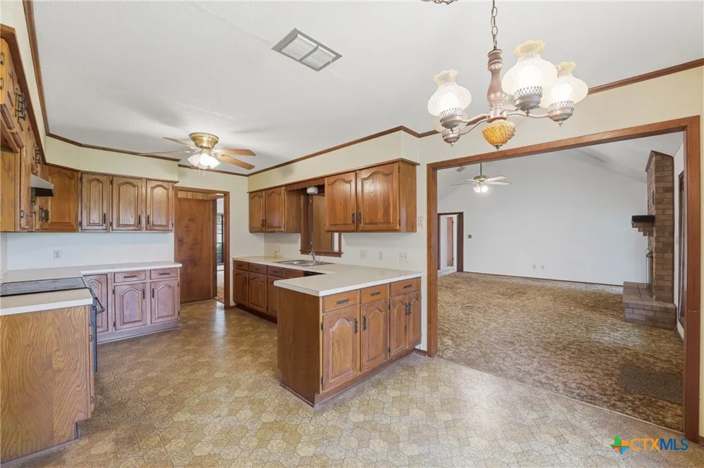 214 E Montana Drive Shiner, TX 77984