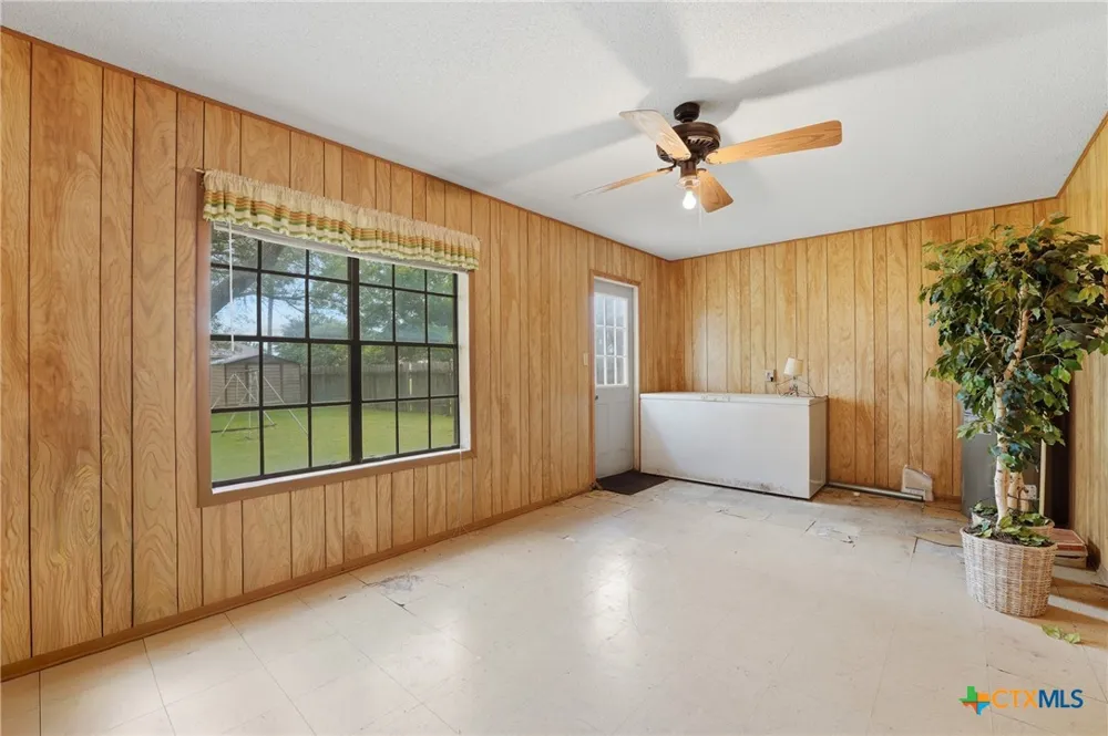 214 E Montana Drive Shiner, TX 77984