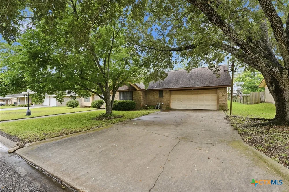 214 E Montana Drive Shiner, TX 77984