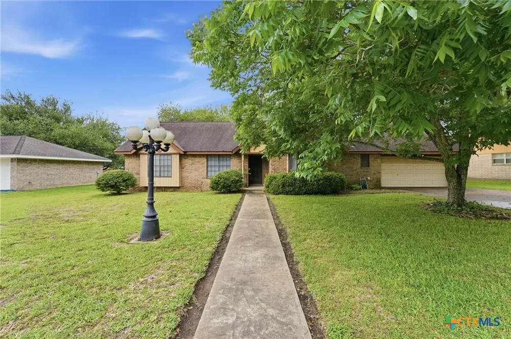 214 E Montana Drive Shiner, TX 77984