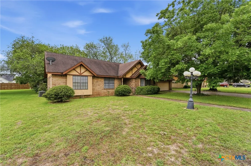 214 E Montana Drive Shiner, TX 77984