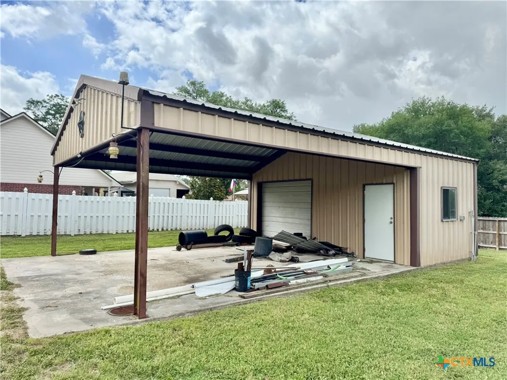 711 Third Street Cuero, TX 77954