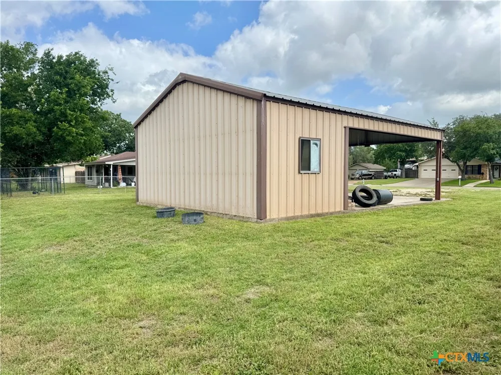 711 Third Street Cuero, TX 77954