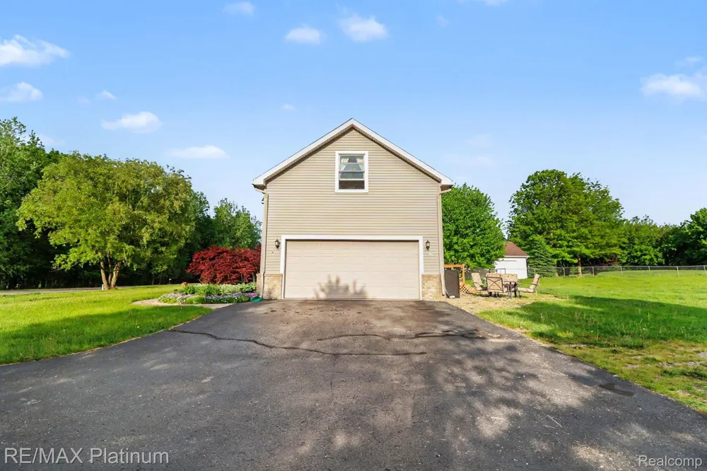 9731 Fountain Lane Handy Township, MI 48836