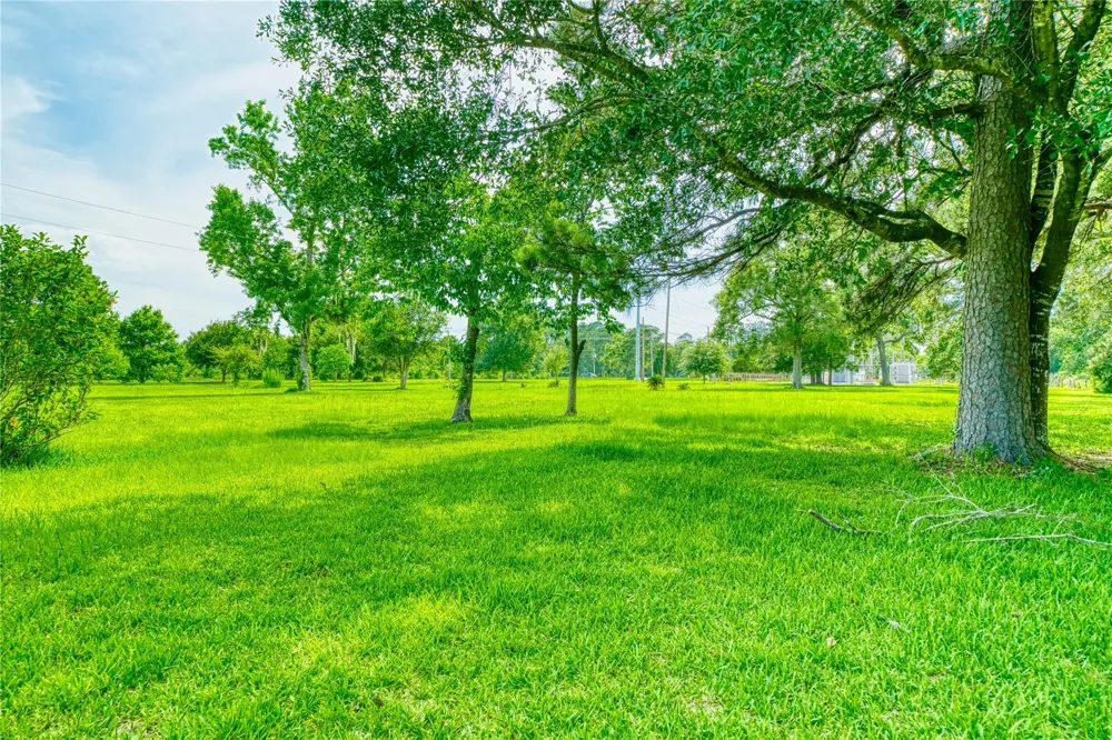 2218 Fm 563 Anahuac, TX 77514