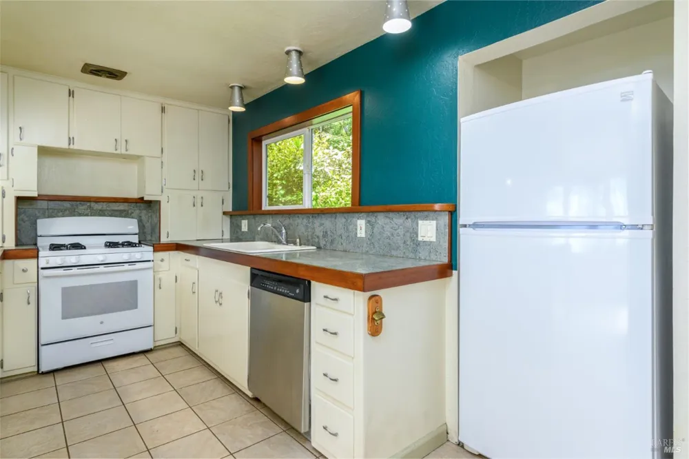 32401 S Highway 1 Gualala, CA 95445