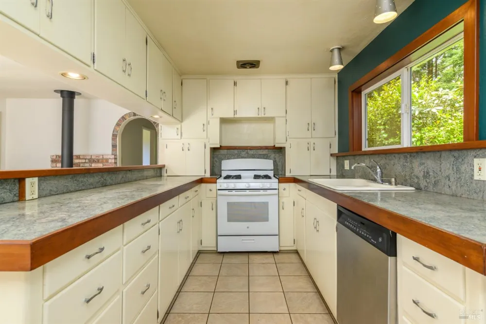 32401 S Highway 1 Gualala, CA 95445
