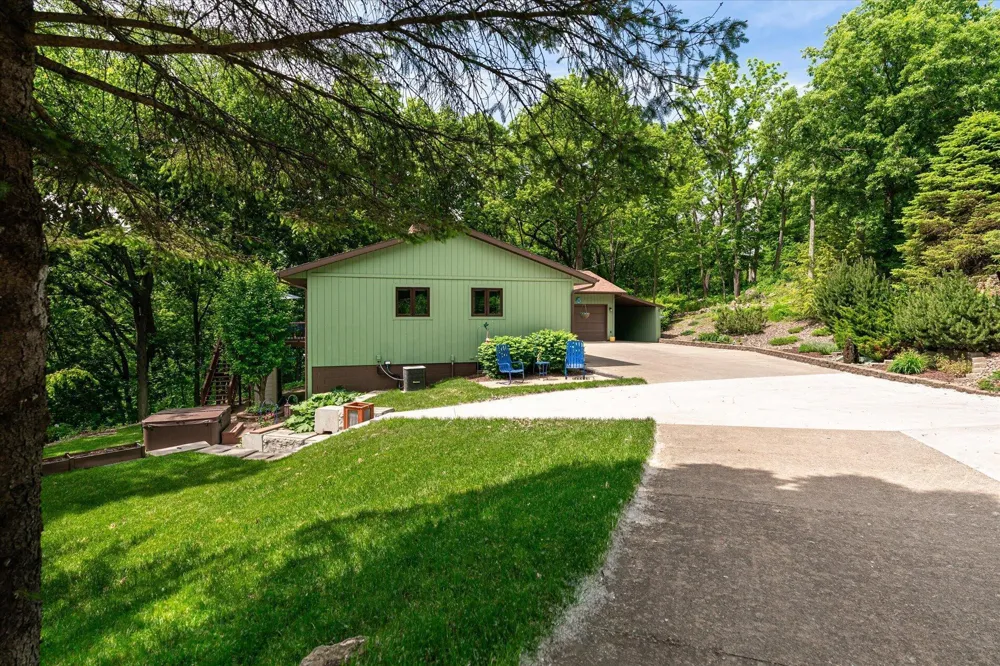 1184 Crescent Hills Drive La Crescent, MN 55947