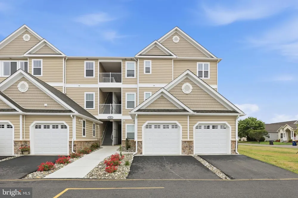5002 E PEBBLE LANE #E