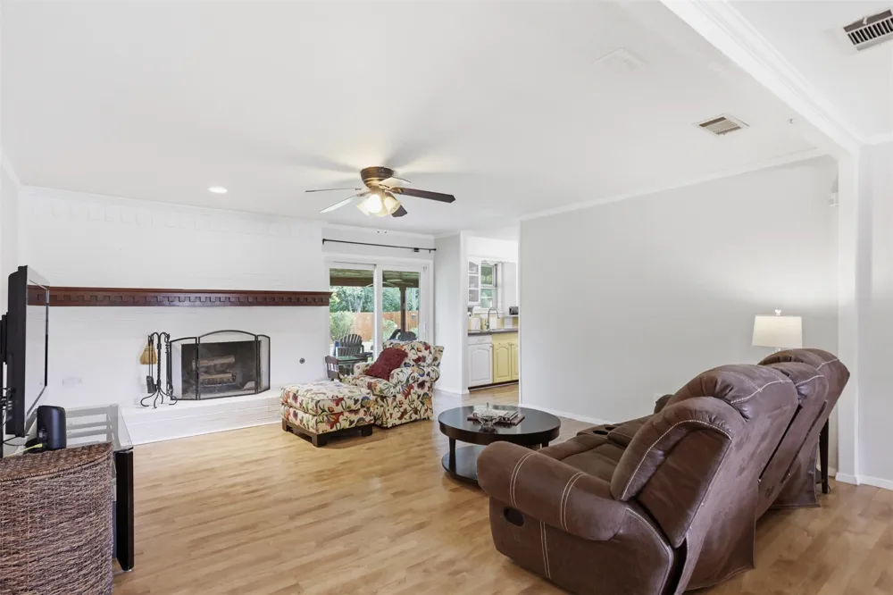 6104 Cliffside Drive Edgecliff Village, TX 76134