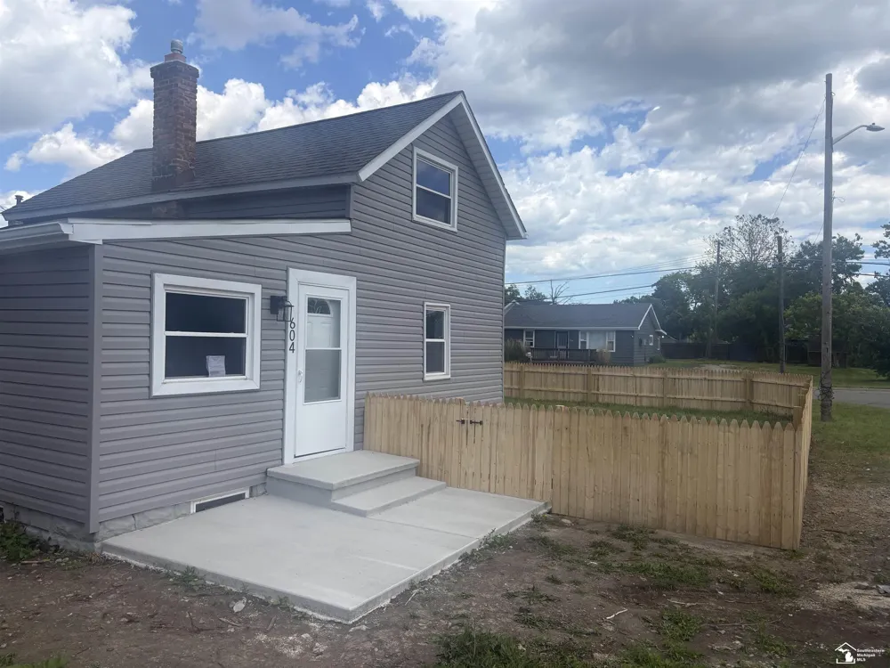 604 W 10th Street Monroe City, MI 48161