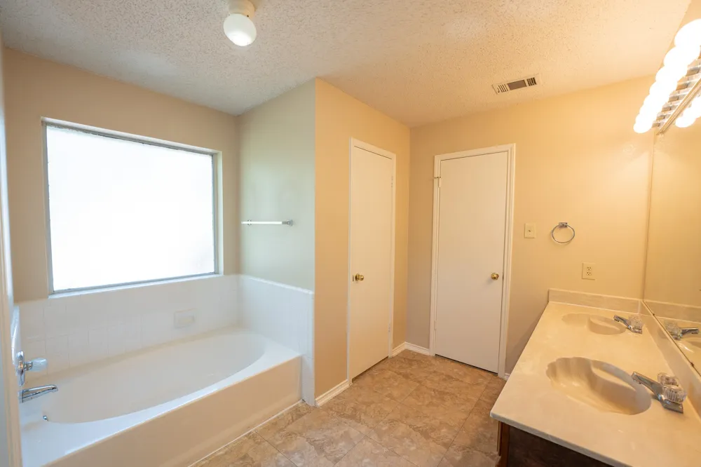 831 Ash Grove Lane DeSoto, TX 75115