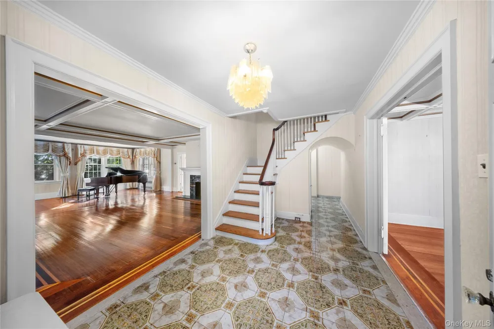 6954 Dartmouth Street Forest Hills, NY 11375