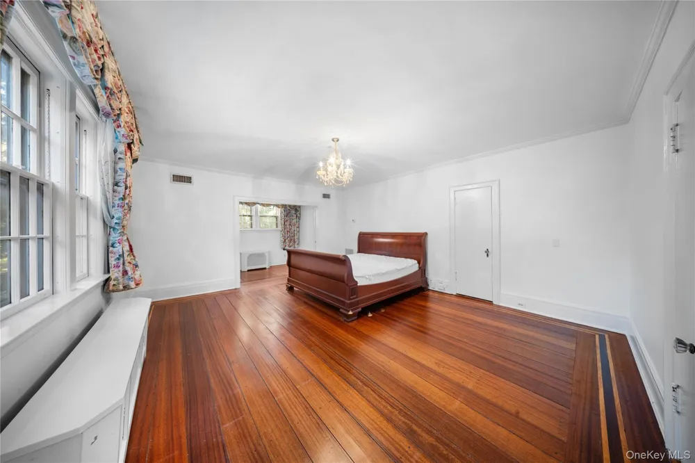 6954 Dartmouth Street Forest Hills, NY 11375