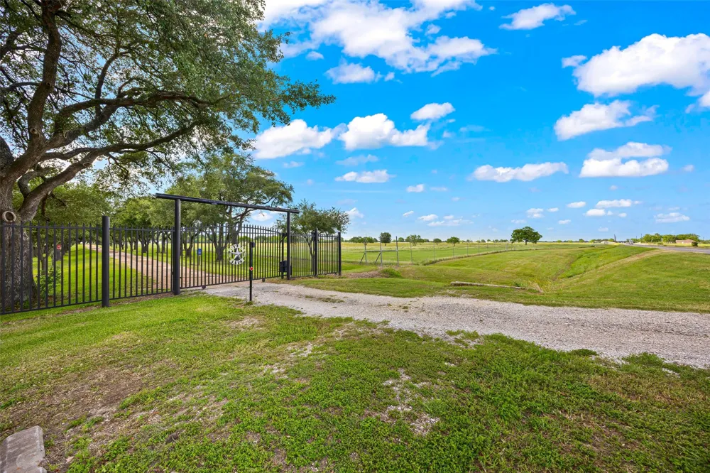 5523 Ehrman Lake Lane Wallis, TX 77485