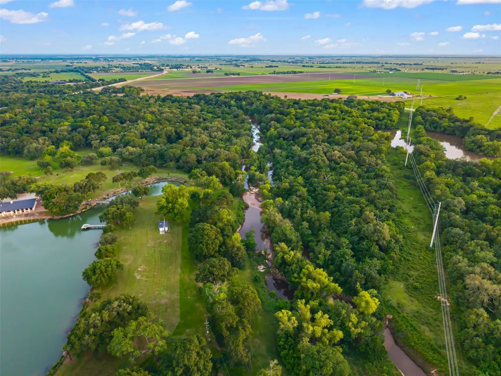5523 Ehrman Lake Lane Wallis, TX 77485