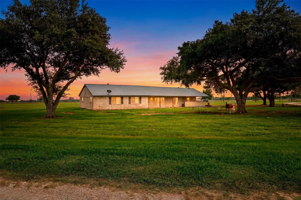 5523 Ehrman Lake Lane Wallis, TX 77485