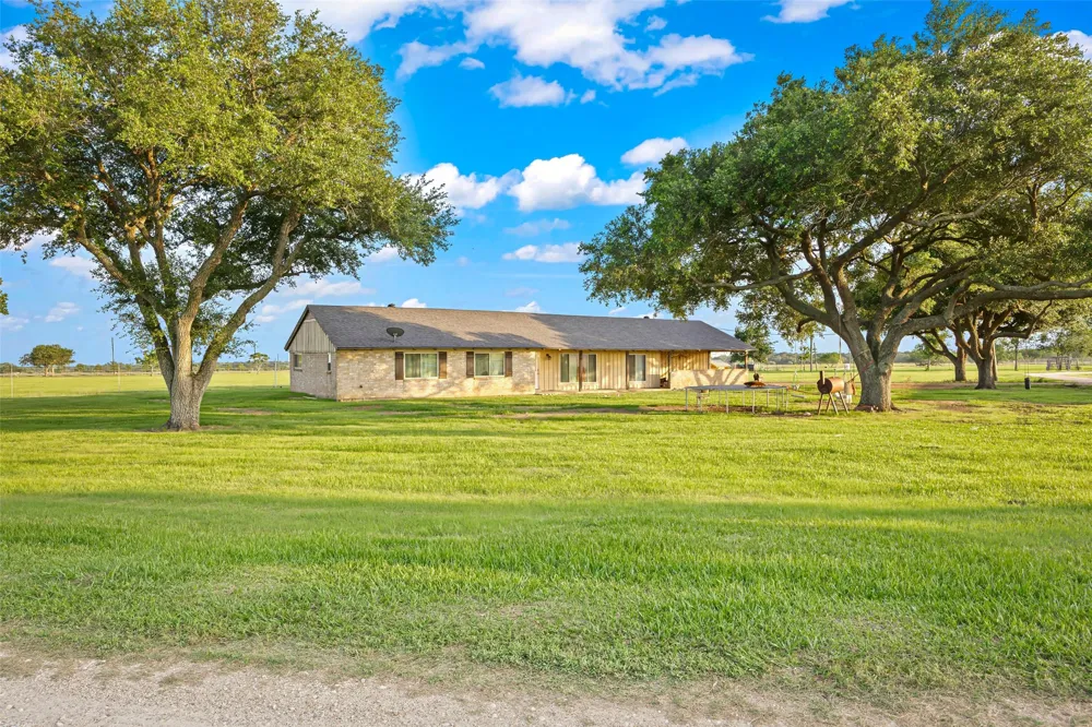 5523 Ehrman Lake Lane Wallis, TX 77485
