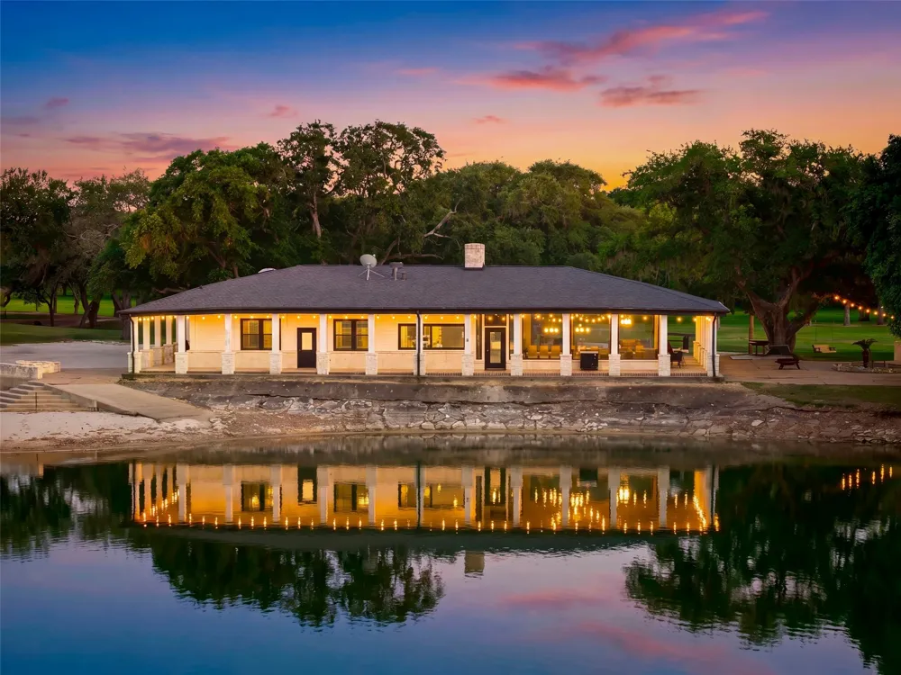 5523 Ehrman Lake Lane Wallis, TX 77485
