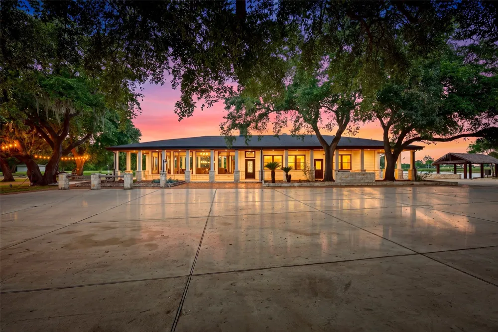 5523 Ehrman Lake Lane Wallis, TX 77485