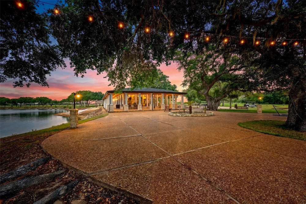 5523 Ehrman Lake Lane Wallis, TX 77485