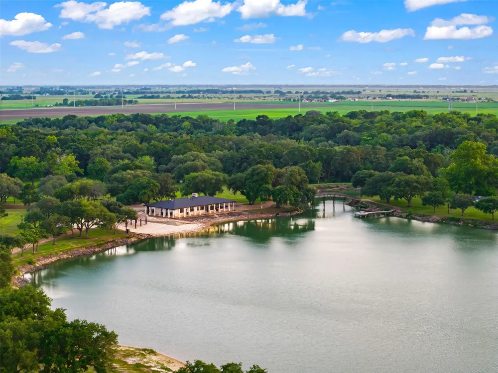 5523 Ehrman Lake Lane Wallis, TX 77485