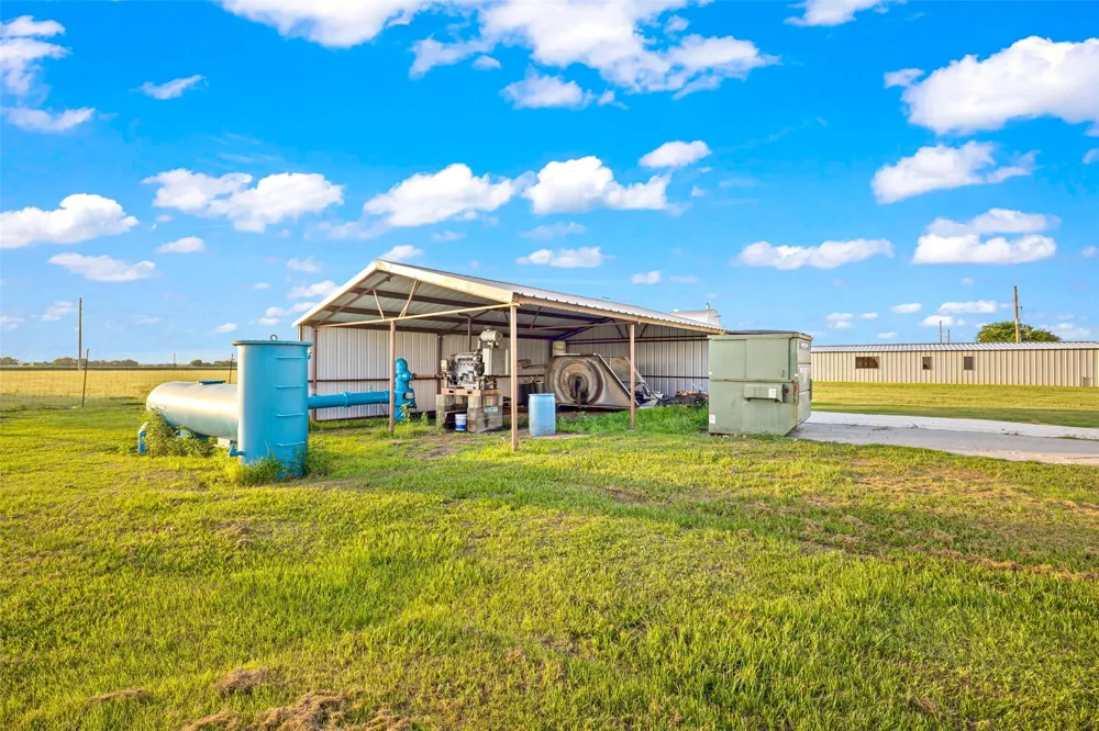 5523 Ehrman Lake Lane Wallis, TX 77485