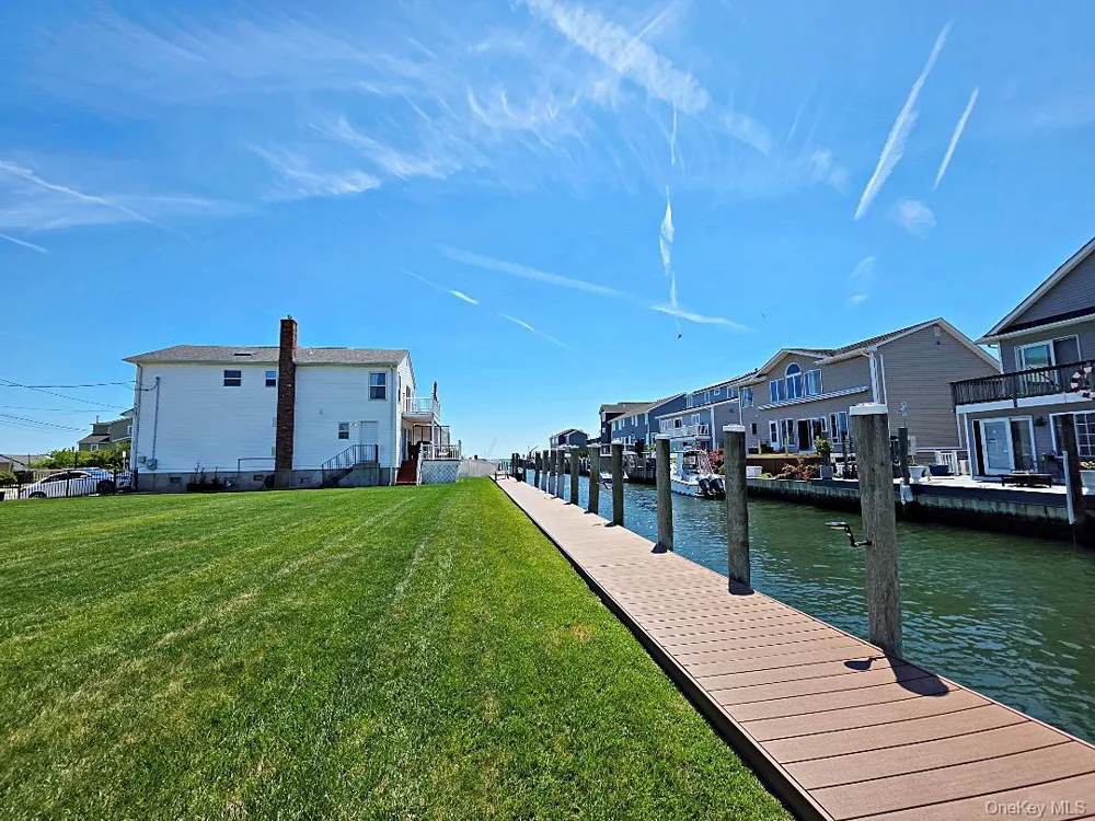 913 Arctic Street Lindenhurst, NY 11757