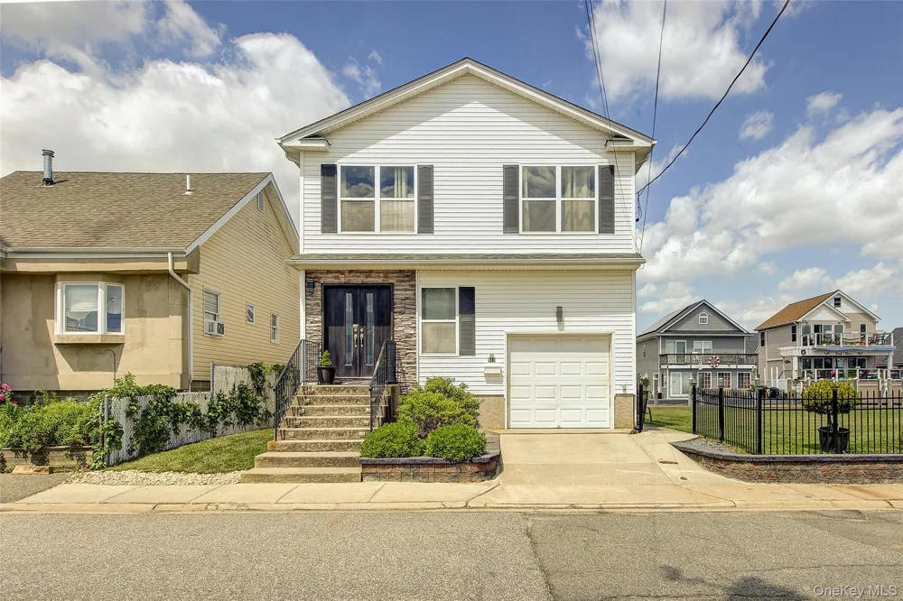 913 Arctic Street Lindenhurst, NY 11757