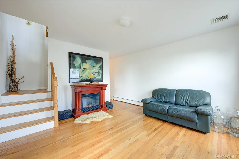 913 Arctic Street Lindenhurst, NY 11757