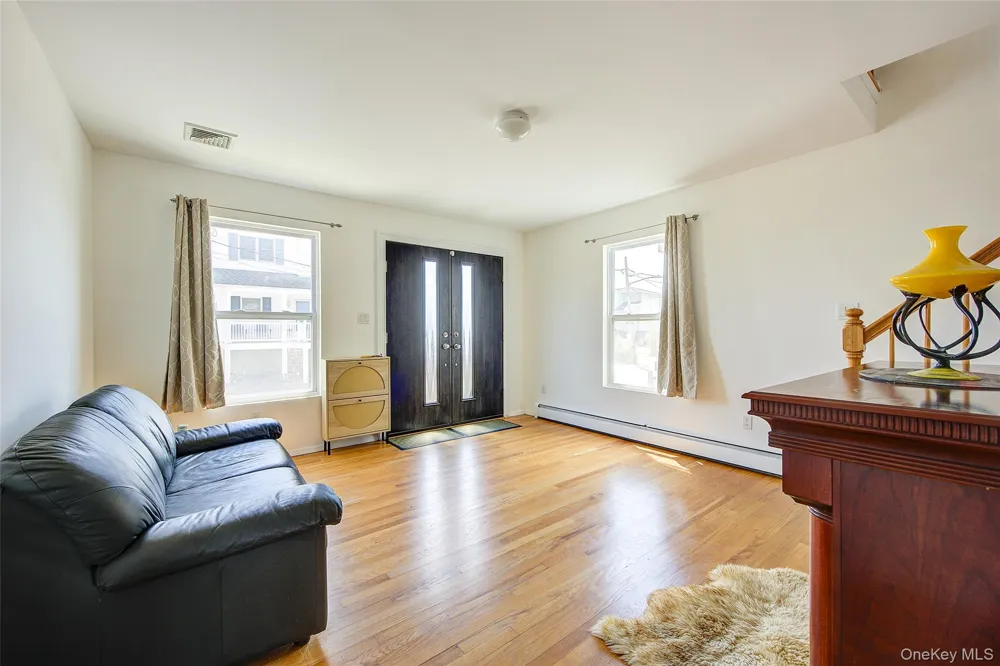 913 Arctic Street Lindenhurst, NY 11757