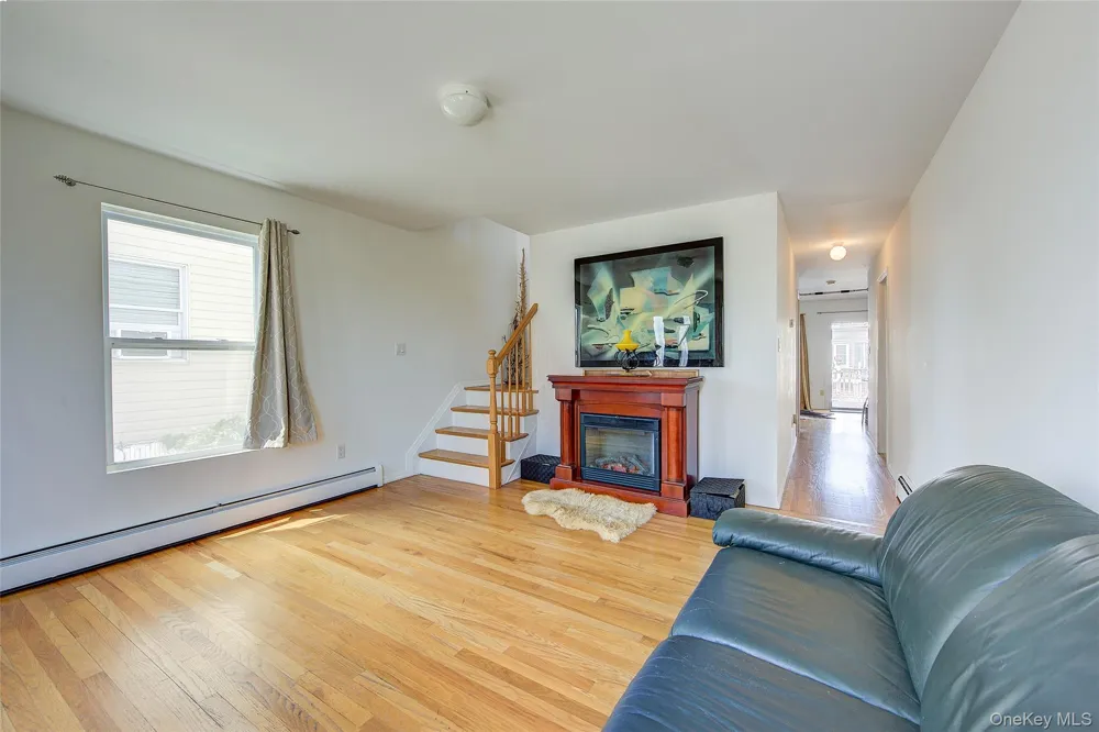 913 Arctic Street Lindenhurst, NY 11757